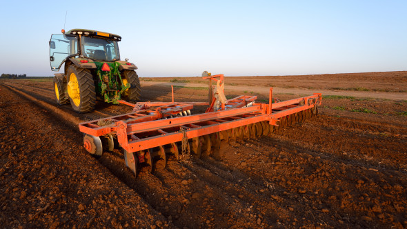 tractor camp teren agricol agricultura camp shutterstock_333199988