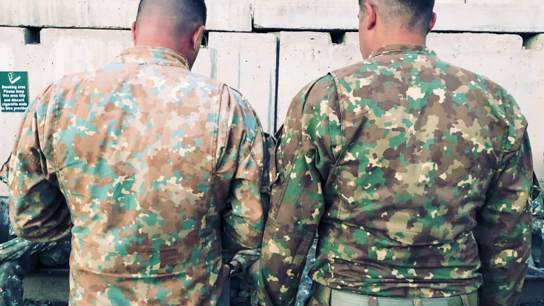 doi soldaţi din Afganistan, imbracati in uniforma decolarata