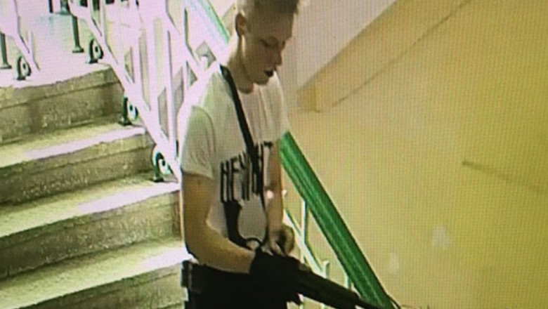Presupusul autor al atacului terorist de la liceul din Crimeea, cu arma în mână