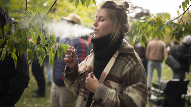 O tânără fumează canabis în Parcul Trinity Bellwoods din Toronto. Foto: Guliver//Getty Images