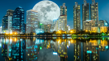 Luna plina deasupra unui oras