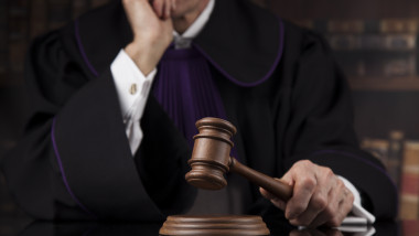 Judecator in sala de judecata pronuntand o decizie