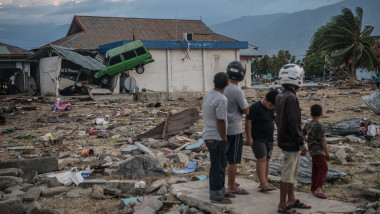 Un cutremur urmat de tsunami a devastat Insula indoneziană Sulawesi si s-a soldat cu peste 2.000 de morţi.