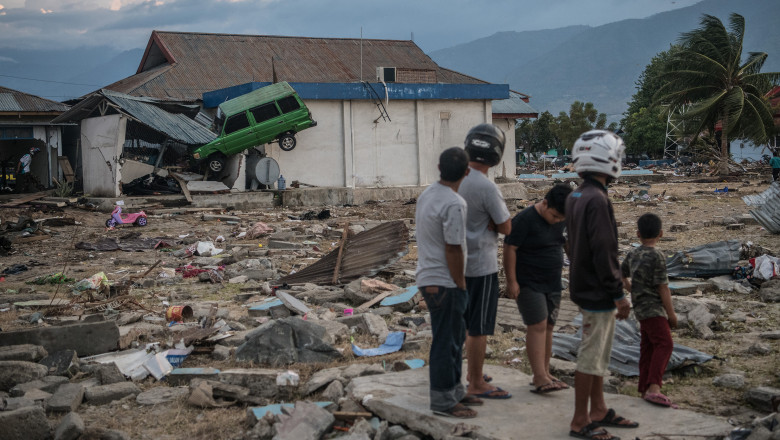 Un cutremur urmat de tsunami a devastat Insula indoneziană Sulawesi si s-a soldat cu peste 2.000 de morţi.