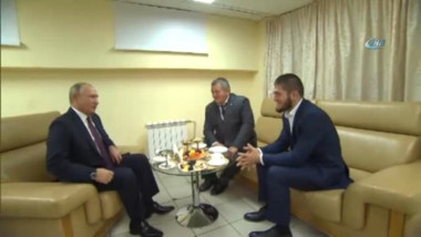 Încăpere. Vladimir Putin, sporitvul Habib Nurmagomedov și tatăl lui stau pe fotolii și discută.