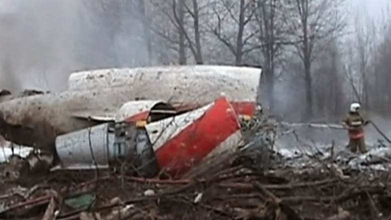 O parte din epava avionului care s-a prăbușit la Smolensk