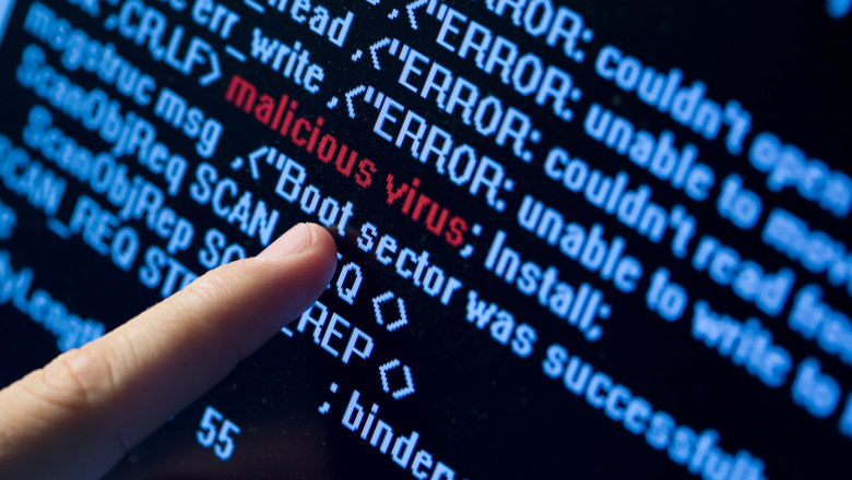 virus ecran monitor atac cibernetic