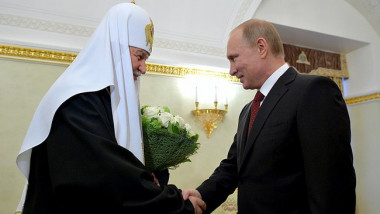 Patriarhul Kirill dă mâna cu președintele Vladimir Putin