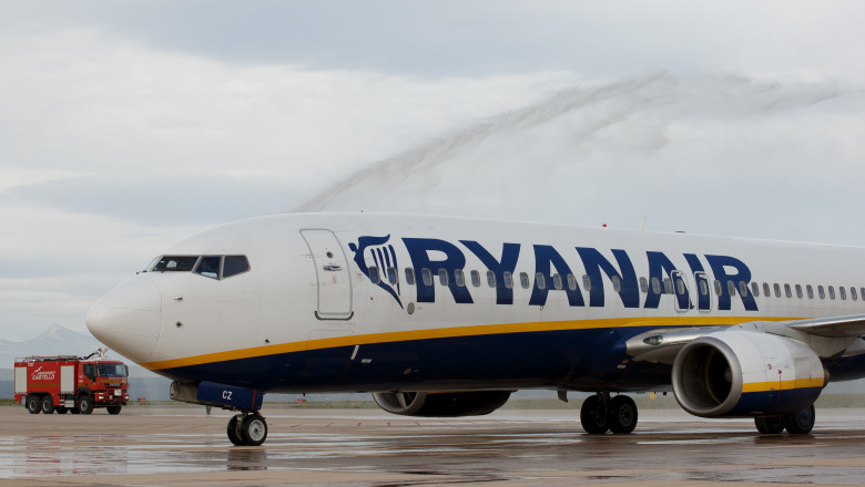 Avion apartinand companiei Ryanair