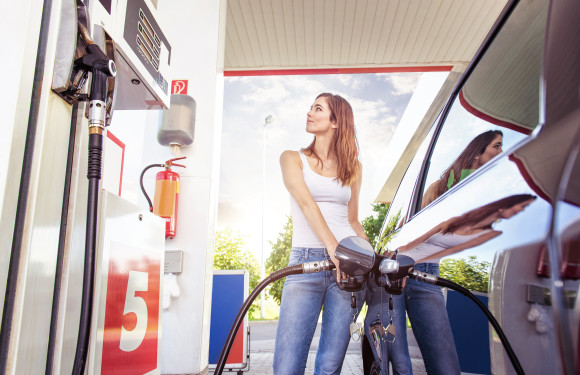alimentare carburant pompa de benzina shutterstock_319587125