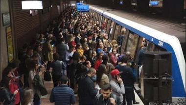 oamenii asteptand metroul pe peron