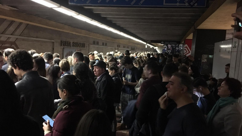 Oamenii așteaptă metroul pe peron, după o defecțiune la Metrorex
