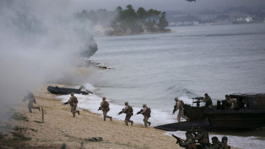 Pesiajul unei plaje din Norvegia. Nori de fum, soldatii sar din barci si pornesc o invazie pe mal.