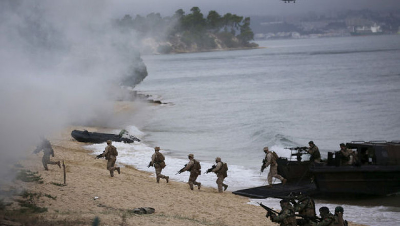 Pesiajul unei plaje din Norvegia. Nori de fum, soldatii sar din barci si pornesc o invazie pe mal.