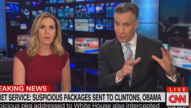 Jurnalistii CNN discutand despre alertele cu bomba la resedintele lui Barack Obama și Hillary Clinton