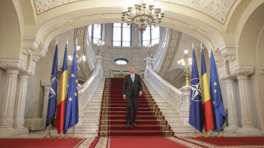 Președintele Klaus Iohannis coboara scarile Palatului Cotroceni