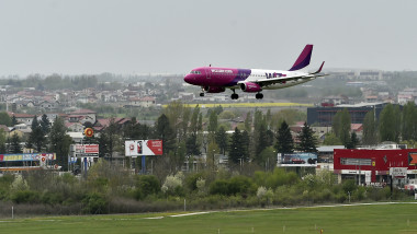 un avion wizzair aterizează pe aeroportul otopeni