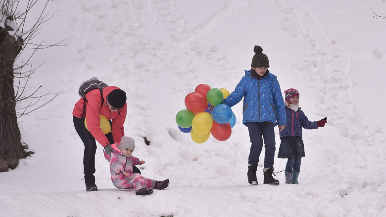 copii in vacanta de iarna, care se joaca in zapada