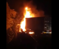 Accident grav. Trei persoane carbonizate după ce mașina lor a fost lovită de un TIR