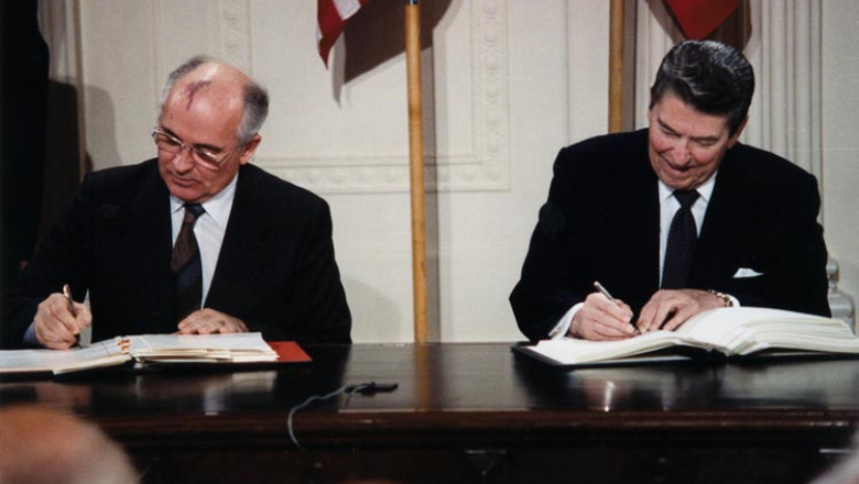 Foștii președinți ai URSS și SUA, Mihail Gorbaciov și Ronald Reagan, în momentul semnării INF