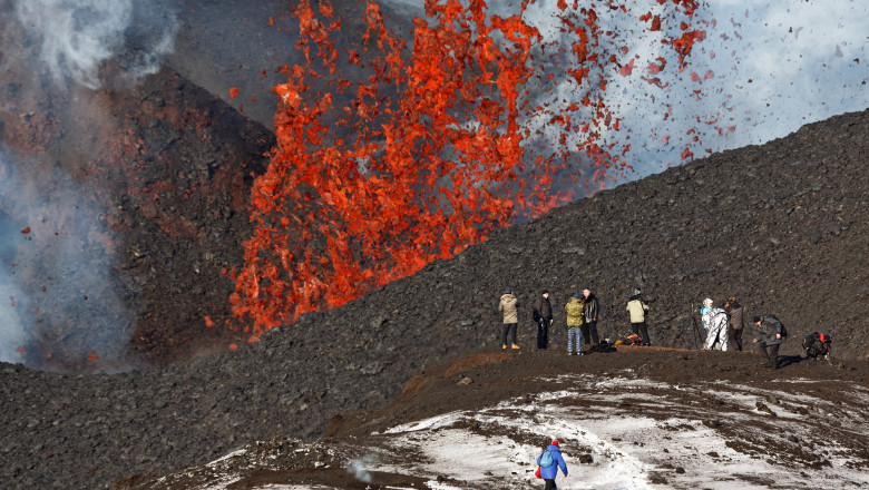vulcan eruptie lava shutterstock_260457614