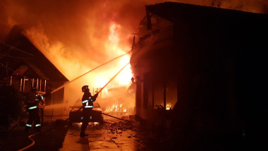 incendiu atelier mobila Salonta 211018 (2)