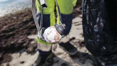 mingi misterioase esuate pe o plaja din suedia