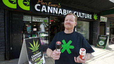 Un distribuitor autorizat de marijuana stă în fața magazinului său din Vancouver. Foto: Guliver/GettyImages