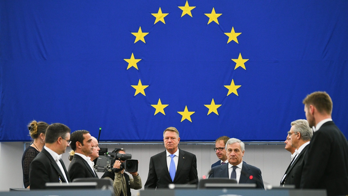 Ar putea fi evitata rezolutia referitoare la Romania? Raspunsurile lui Iohannis si Tajani