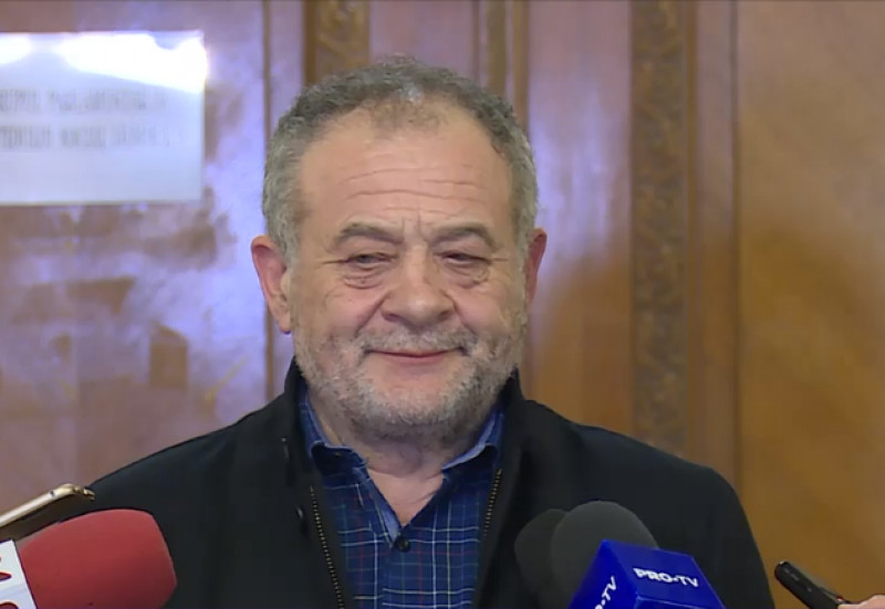 Presedintele PSD Vaslui, DUmitru Buzatu, cu microfoane in fata
