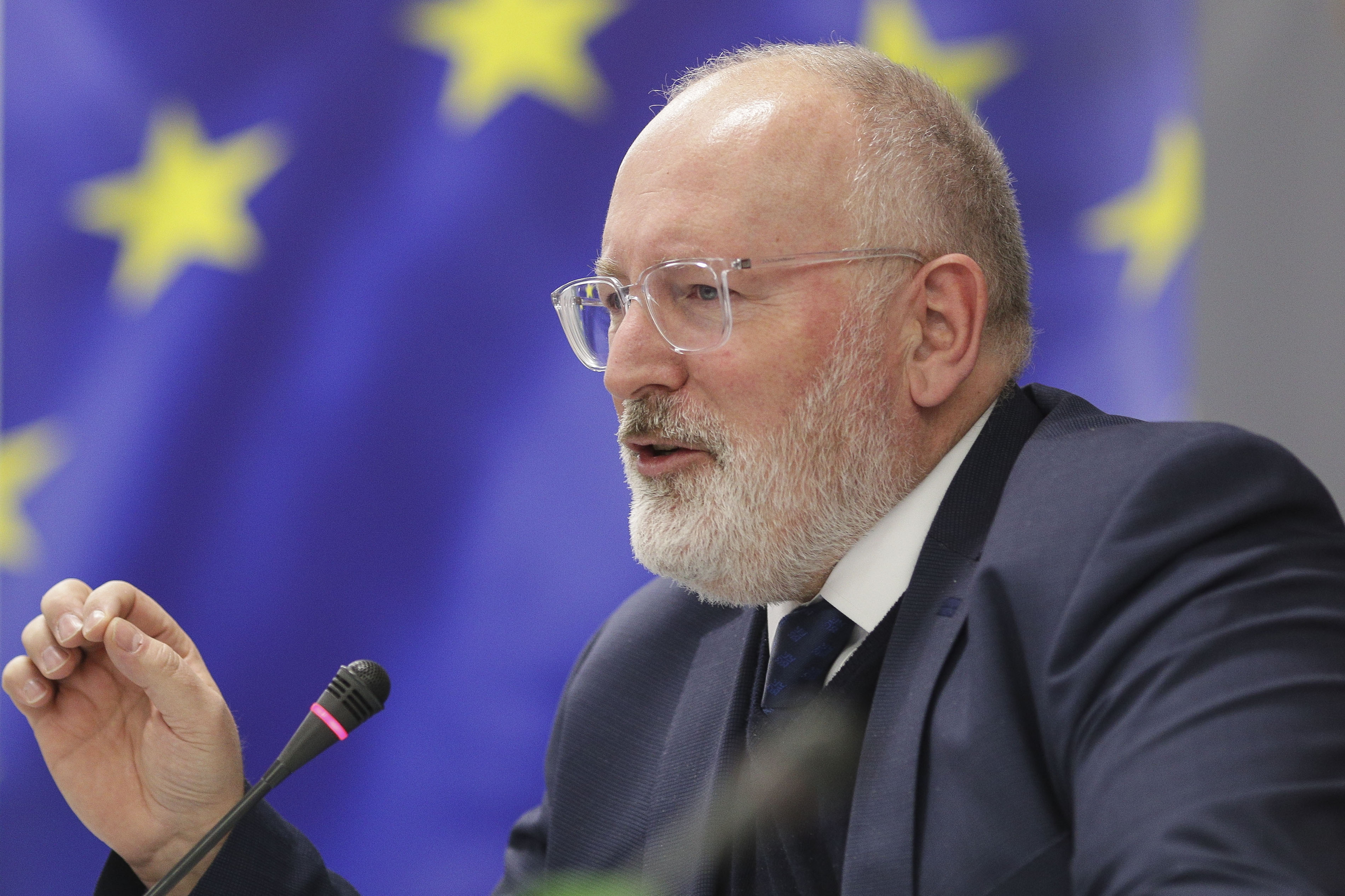 Fostul comisar al UE, Frans Timmermans, a fost amenințat de indivizi mascați la o terasă din Amsterdam. Poliția olandeză a intervenit