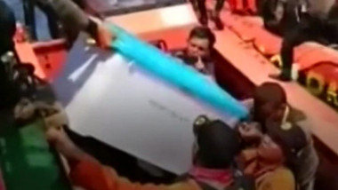 Cutia neagră a avionului prăbușit în Indonezia este scoasă din apă