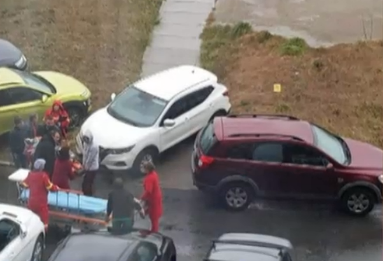 VIDEO. Pacient plimbat cu targa printre masini, din cauza unui sofer inconstient