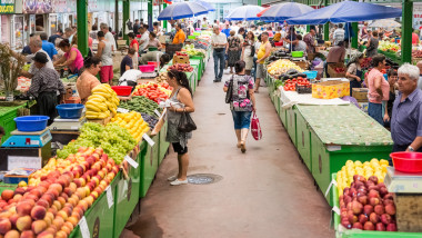 oameni in piata cumparaturi fructe