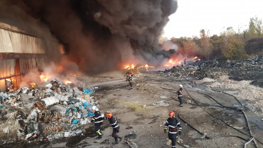 Incendiu depozit de mase plastice ISU Prahova 111118 (5)