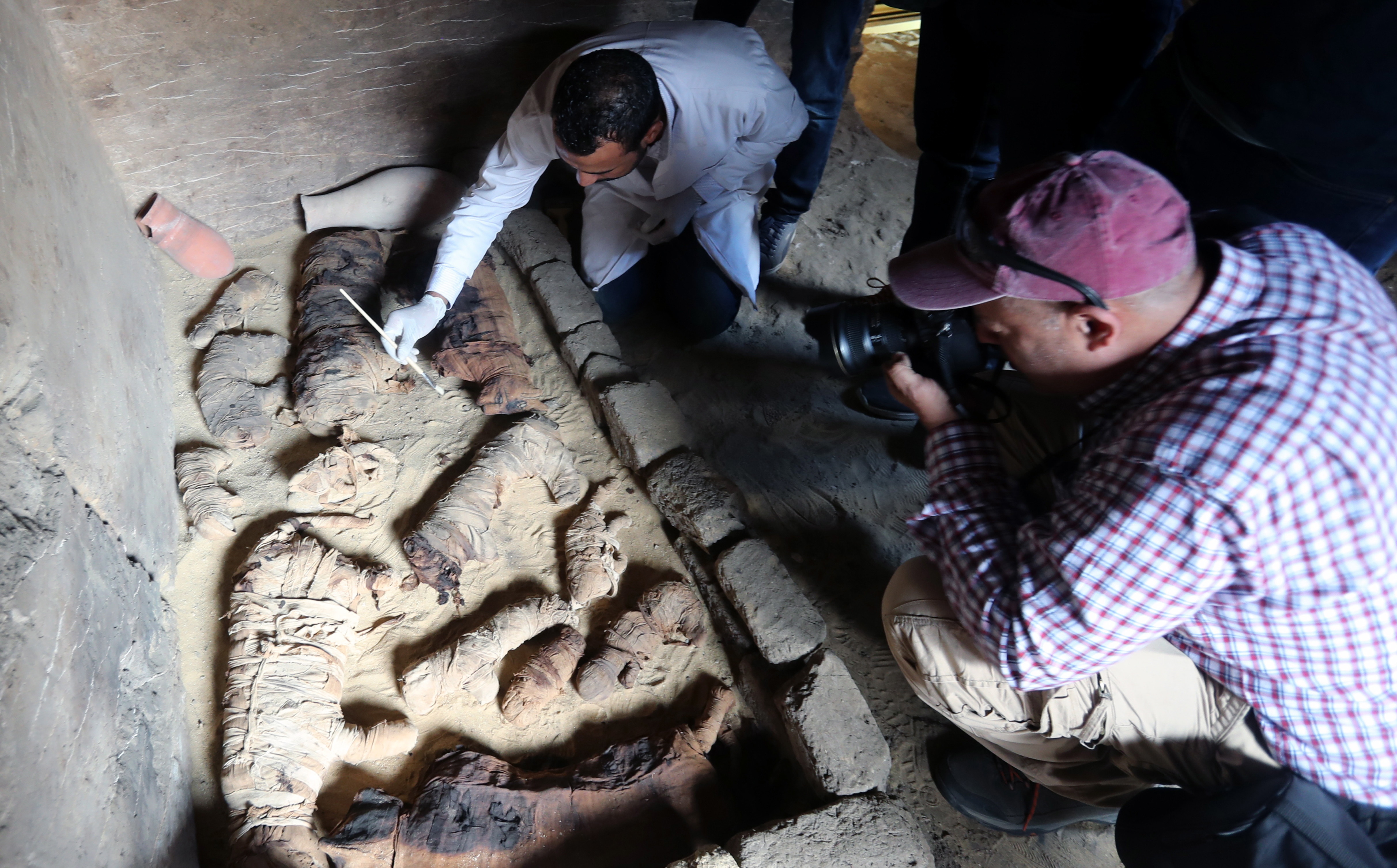 Sapte morminte din timpul faraonilor, descoperite in apropiere de Cairo. Surpriza arheologilor cand le-au deschis