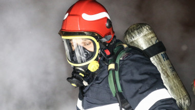 pompier cu masca de oxigen