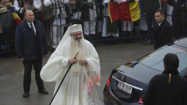 Patriarhul Daniel sosește la slujba de sfințire a Catedralei Neamului