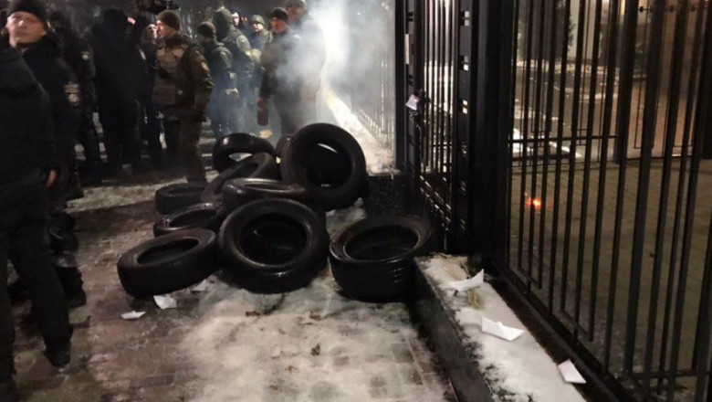 proteste ambasada rusiei kiev - twitter