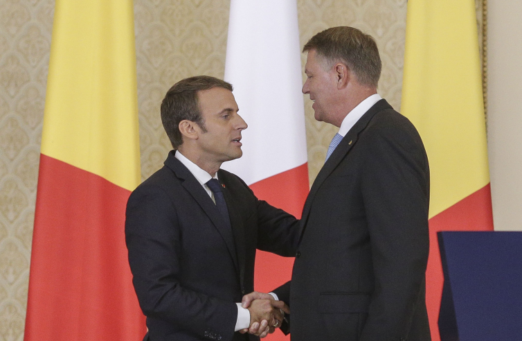 Klaus Iohannis se întâlnește miercuri cu Emmanuel Macron, la Baza Kogălniceanu