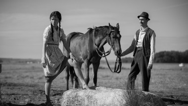 Ioana Bugarin (Ileana) și Iosif Paștina (Niculae) în „Moromeții 2” scena cu calul la arie