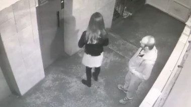 Bărbatul care a atacat o tânără în timp ce aceasta aștepta liftul a fost reținut pentru 24 de ore