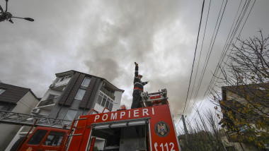 Pompieri intervin in stingerea incendiului de la Chiajna noiembrie 2018