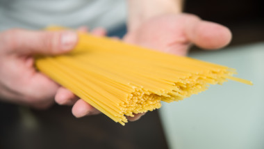 spaghete crude shutterstock_1068194114