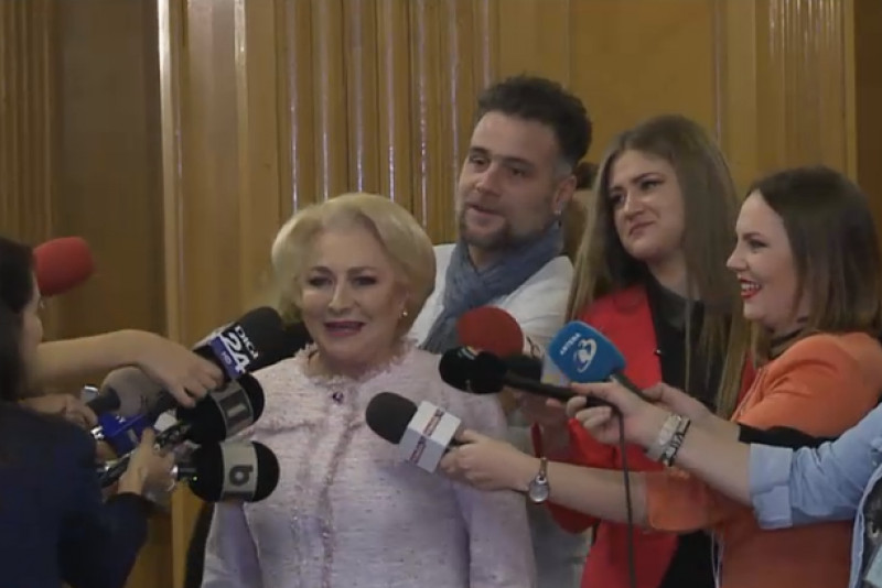 Premierul Viorica Dancila, in Parlament, inconjurata de jurnalisti
