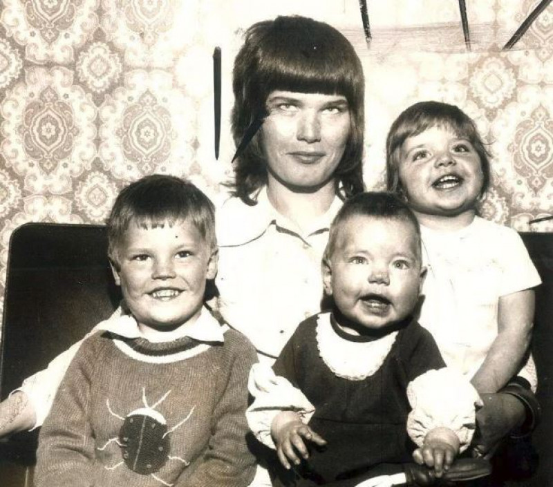 Elsie Urry si cei trei copii