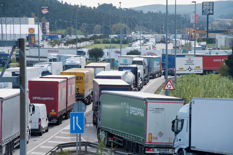 'Yellow vest' protests in France cause huge traffic jam in La Jonquera