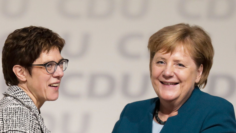 Angela Merkel și succesoarea sa la CDU, Annegret Kramp-Karrenbauer zâmbesc
