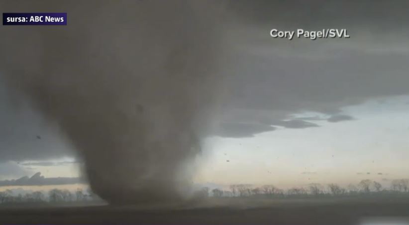 VIDEO. Statul Illinois, lovit de 22 de tornade. Cel puţin 30 de oameni au fost raniţi