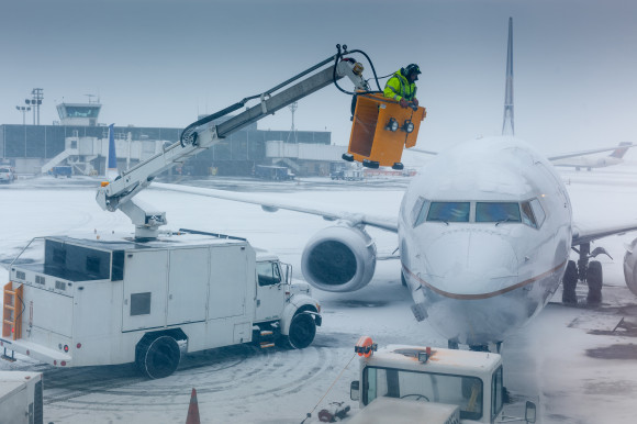 avion zapada pista aterizare aeroport intarziere